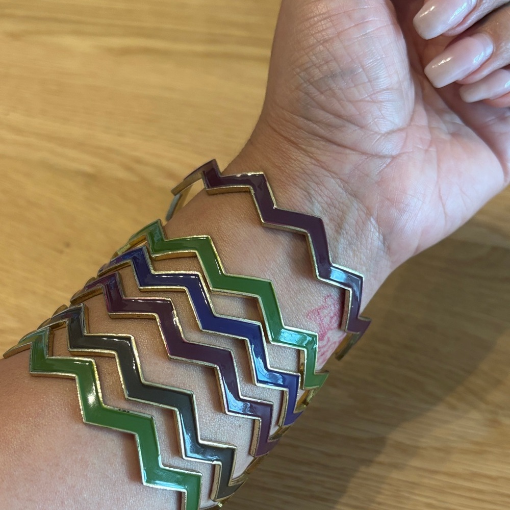 Chevron Patterned Bangle Bracelet - Picture 10 of 11